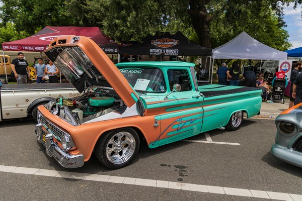 Trouvez le véhicule idéal pour votre location d'utilitaire à bron